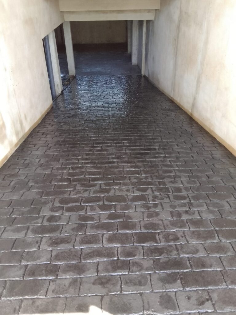 Instalación de hormigón impreso para patios, caminos y accesos privados en Cádiz